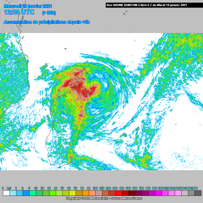 Simulation par le modèle Arome de l'accumulation des précipitations sur une période de 30heures de 9h/Mada ce Mardi à 15heures/Mada Mercredi. Le Nord de la Grande Ile est exposé à un risque élevé de pluies cycloniques fortes et à un degré moindre la frange littorale orientale l'est aussi. Météo France. MCIEL.