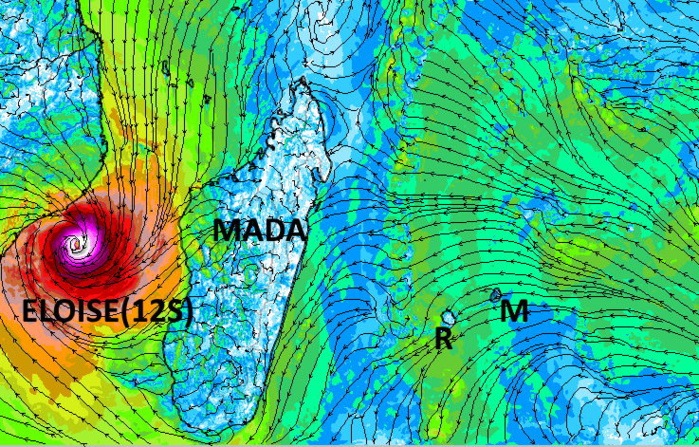 Le vent faible ou très localement modéré ne sert pas d'éventail sur les ILES SOEURS où il fait toujours plus chaud que la normale. En revanche il prend une tournure cyclonique de plus en plus affirmée sur le Canal de Mozambique avec la ré-intensification très probable de la Tempête ELOISE. Arome. Météo France.MCIEL.