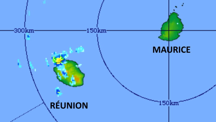 21/17h41. Le radar de TAC capture parfaitement l'activité pluvio-orageuse qui atteint alors son pic sur le Nord-Ouest de la RÉUNION. Le radar affiche des précipitations de forte intensité( de courte durée) avec une intensité estimée entre 60 et 80mm par heure. MMS/Vacoas.