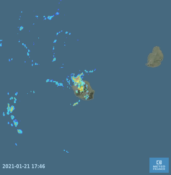 21/17h46. Le radar du Colorado affine les données et affiche aussi ce petit arc convectif intense au large des côtes Nord-Ouest. MÉTÉOFRANCEOI. 21/17h46. Le radar du Colorado affine les données et affiche aussi ce petit arc convectif intense au large des côtes Nord-Ouest. MÉTÉOFRANCEOI.