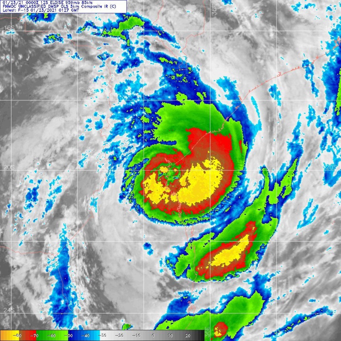 23/0127UTC. DMSP. THE EYE WAS CROSSING THE COAST.