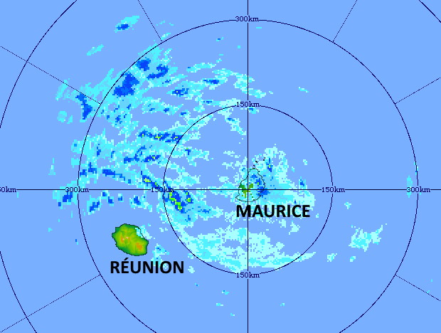 16/05h20. Des bandes pluvieuses descendent sur les ILES SOEURS par le Nord-Est. Elles intéressent MAURICE en tout début de matinée puis davantage la RÉUNION par la suite. Radar de TAC. MMS/Vacoas.