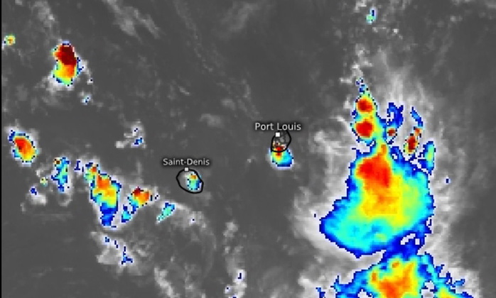 14h30. L'épisode pluvio-orageux est encore actif sur le Sud de MAURICE mais en voie de dissipation. A la RÉUNION il s'intensifie. Notez l'instabilité sur la zone à la fois à l'Est de MAURICE( echos intenses sur le radar ce matin) et à l'Ouest Nord-Ouest de la RÉUNION. Eumetsat.