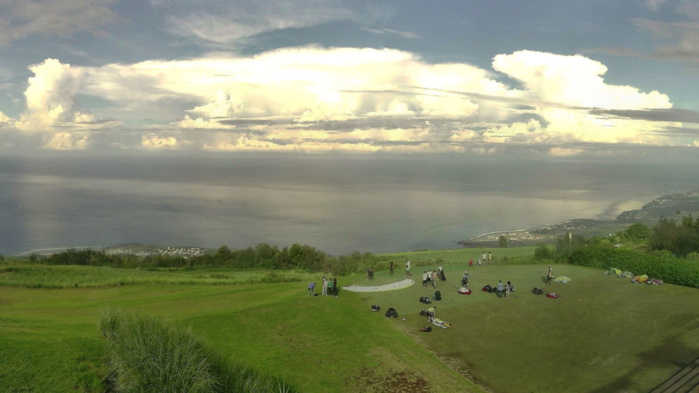 Splendide point de vue depuis les Colimaçons/RÉUNION ce matin à 8h25. Les nuages orageux ceinturaient l'horizon. Spectacle somptueux. MÉTÉO RÉUNION.