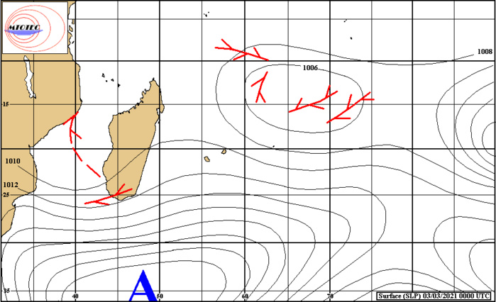 Analyse de la situation de surface ce Mercredi. L'instabilité sur le CANAL DE MOZ est repérable en rouge. Au Nord de Rodrigues existe la circulation de la zone suspecte INVEST 90S. MTOTEC.