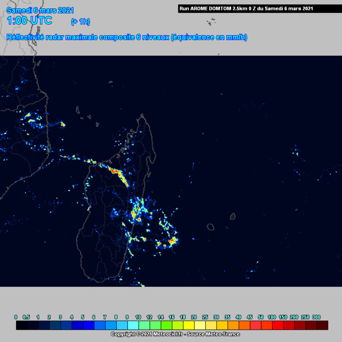 Le modèle Arome de Météo France. Simulation de 04heures ce Samedi. On voit bien le système se consolider progressivement entre MADA et la RÉUNION, son centre transitant au Sud-Ouest des ILES SOEURS qui seront soumises au passage de bandes pluvieuses convergeant vers le système. Cliquez sur l'image pour l'animer si nécessaire. Les heures sont indiquées en temps universel( rajouter 4 heures pour l'heure des Mascareignes).