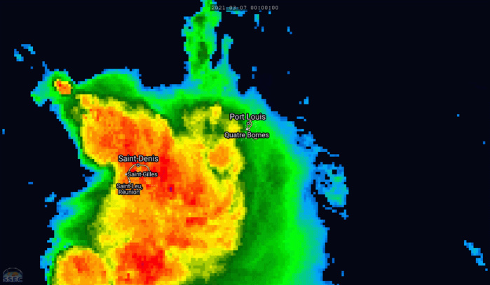 L'animation des dernières heures ( jusqu'à 9heures) montre que les bandes pluvio-orageuses actives quittent la RÉUNION, perdent en intensité mais se rapprochent de MAURICE. Cliquez sur l'image pour l'animer si nécessaire.