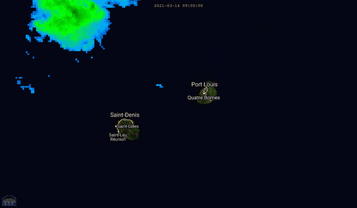 15/07H. Animation de 13h Dimanche à 7h ce jour. La zone pluvio-orageuse s'est approchée par le Nord-Ouest. On voit aussi nettement la bande modérément active transiter juste au large des côtes Est de la RÉUNION.