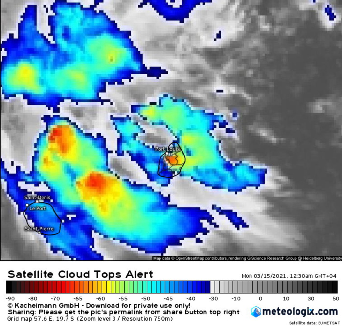 15/00h45. Des nuages modérément actifs traversent MAURICE et lâchent des averses bienvenues. Une bande active transite en mer au large de la RÉUNION. Eumetsat.