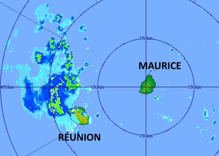 27/18h01. Le radar de TAC/Maurice détecte parfaitement des précipitations orageuses localement de forte intensité(sur les pentes) sur le Nord-Ouest de la RÉUNION. La zone pluvio-orageuse active passe dans sa majorité au Nord de l'île. MMS/Vacoas.
