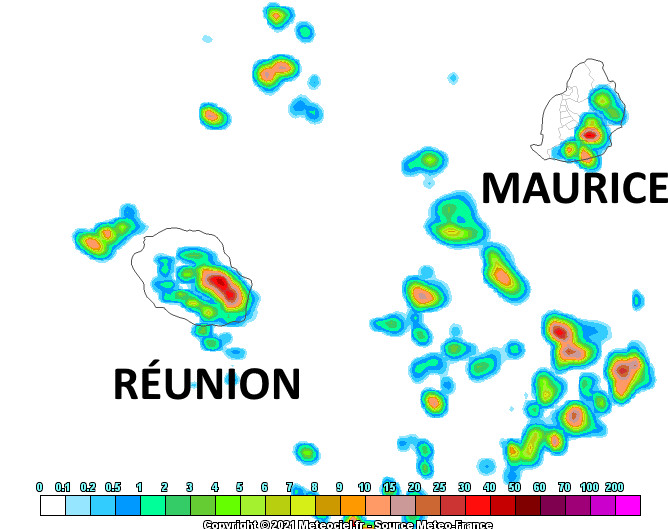 L'activité pluvio-orageuse a plus de chances de concerner les moitiés Sud-Est des ILES SOEURS ce Dimanche après-midi. Modèle Arome. Météo France. MCIEL.