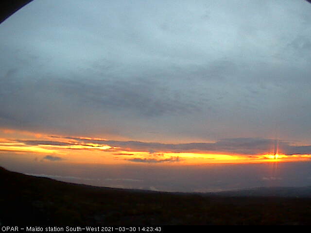 18h23. Les pluies ont cessé au MAÏDO(2200m) à la RÉUNION. Les nuages d'altitude laissent entrevoir le coucher de soleil au loin à l'horizon. MÉTÉO RÉUNION.