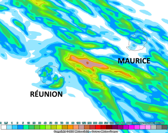 Des averses passagères sont attendues cette nuit de Jeudi à Vendredi sur le Plateau Central, les régions Est et Sud et temporairement sur la pointe Nord à MAURICE. Vendredi est nettement moins humide et souvent lumineux. A la RÉUNION les averses cette nuit sur le quart Sud-Est ou sur les pentes Est demain après-midi restent anecdotiques. Le modèle Arome simule le maximum d'accumulation de précipitations entre les ILES SOEURS sous l'effet de l'instabilité qui devrait y persister cette nuit. MFRANCE.MCIEL.