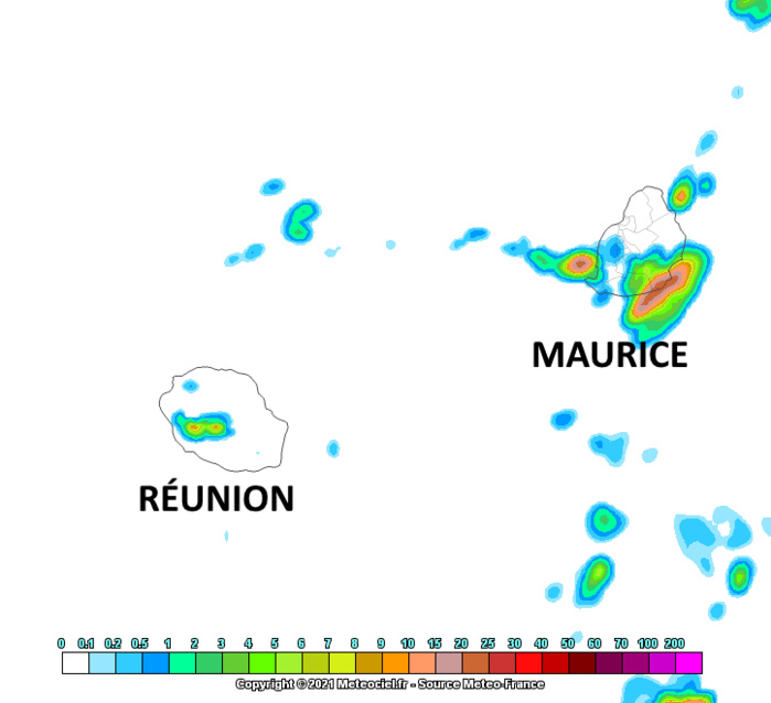 Mardi après-midi on peut espérer des averses estivales un peu plus nombreuses sur les moitiés Sud-Ouest des ILES SOEURS. Arome. MFRANCE. MCIEL.