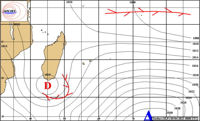 Analyse de la situation de surface ce Lundi matin à 4heures. La dépression au Sud de MADA est bien matérialisée.  Les vents sont orientés au NE sur les ILES SOEURS. Loin au NE des Mascareignes la Zone de Convergence Intertropicale(ZCIT) est active. MTOTEC.