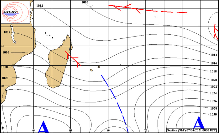 Analyse de la situation de surface à 04h ce Mercredi matin. Une cellule anticylonique(A) loin au Sud-Ouest des Mascareignes oriente le flux au secteur Est ces prochains jours. Instabilité au large des côtes orientales de MADA. Zone de Convergence modérément active dans la région de Diégo Garcia. En bordure droite de la carte une zone de basses pressions avec une circulation fermée pourrait se développer ces prochains jours sur le Sud-Est Indien. MTOTEC.