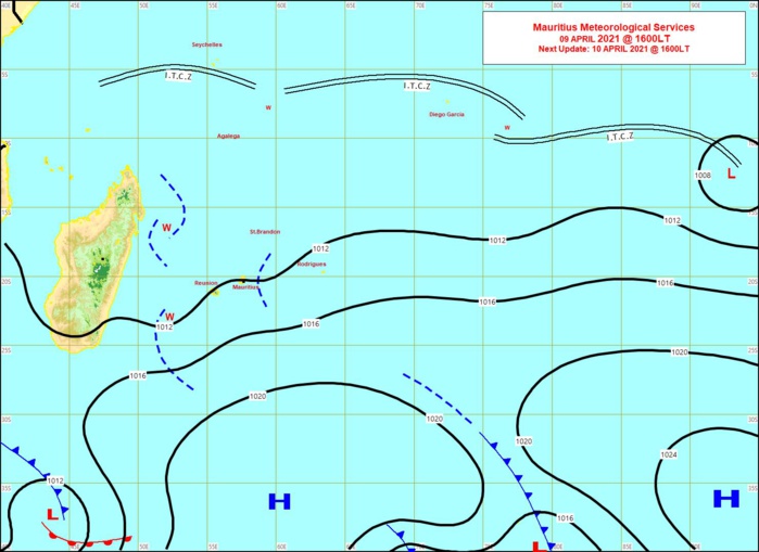 Analyse de la situation de surface à 16heures ce Vendredi. Une ligne d'instabilité touche MAURICE par l'Est puis la RÉUNION. Instabilité au large des côtes orientales de MADA. Un anticyclone(H) fait circuler des alizés modérés sur notre zone. Sur la droite de la carte la zone suspecte INVEST 91S(L) est toujours suivie sur le Sud-Est indien. MMS/VACOAS.