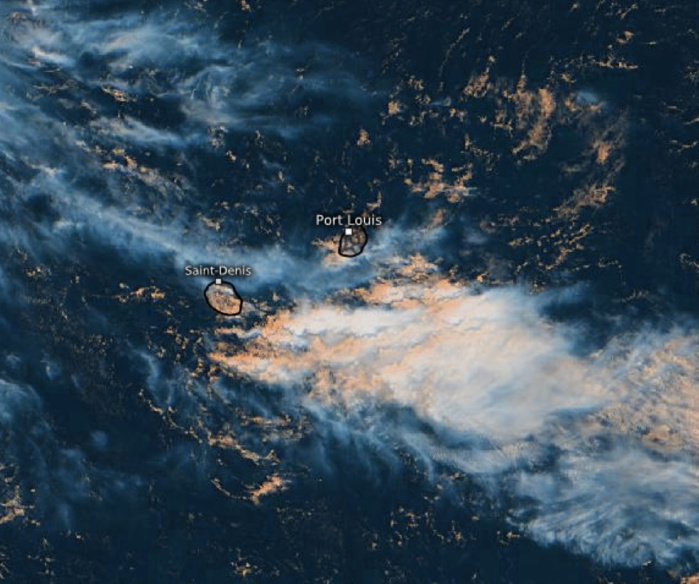 La convergence des vents en altitude et ceux plus proches de la surface a nourri la formation de nuages à caractère orageux au Sud Sud-Est des ILES SOEURS. Sur la RÉUNION et MAURICE favorisés par l'atmosphère instable les nuages formés sur les terres engendrent de bonnes précipitations localisées cet après-midi avec un risque orageux modéré. WUS.