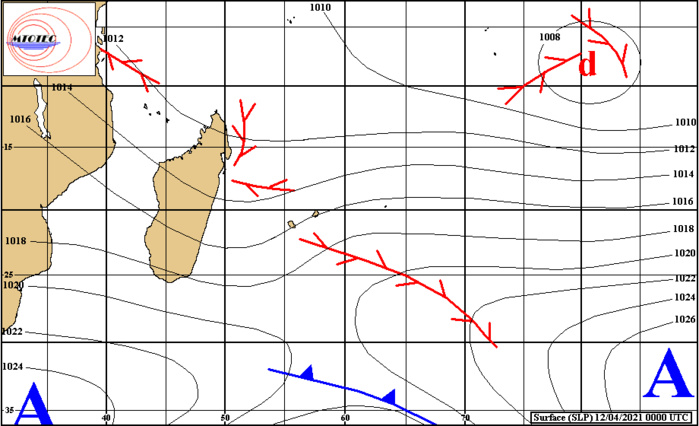 Analyse de la situation de surface ce matin à 4heures. Temps potentiellement instable sur la zone des ILES SOEURS et au large de MADA. Une zone de basses pressions(d) se situe à l'Est de Diégo Garcia, référencée INVEST 93S par le JTWC. Elle ne se développe pas pour le moment. MTOTEC.