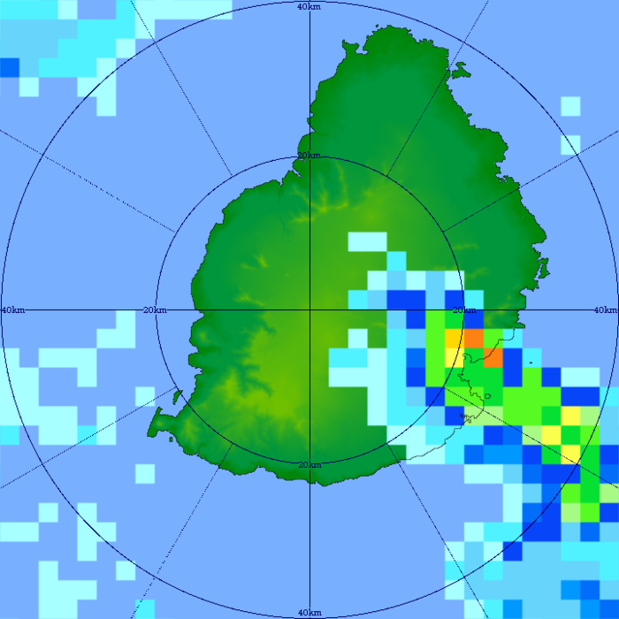 Image zoomée(40km) du radar de TAC à 10h21 ce Vendredi matin. On note la couleur "orange foncé" à proximité Nord de Plaisance. Le radar lit alors des précipitations de très forte intensité(entre 80 et 100mm par heure). MMS/Vacoas.
