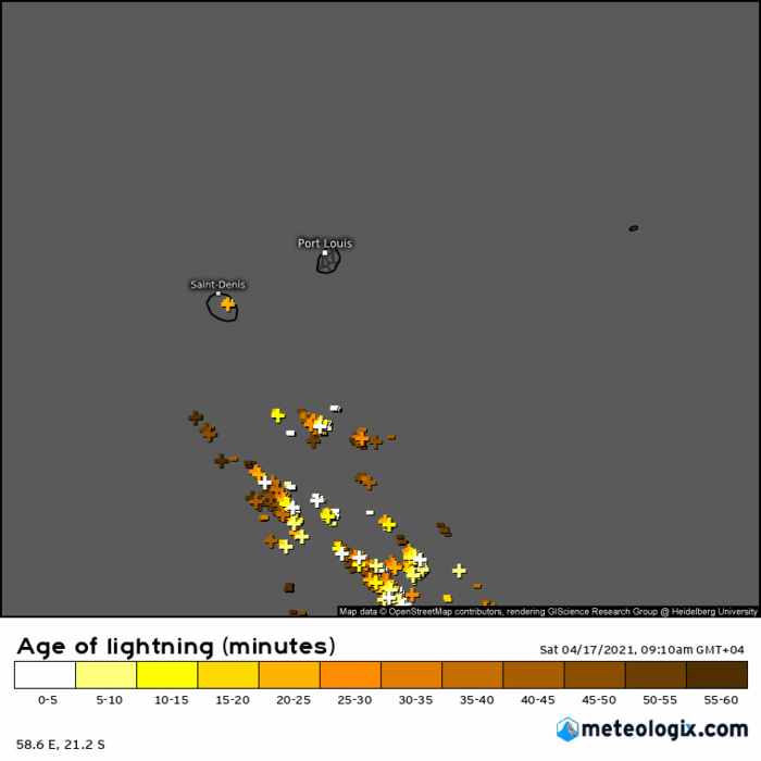 Samedi 12h40. Animation sur 3h30 montrant l'activité orageuse détéctée. Elle éclate principalement au Sud des ILES SOEURS mais plusieurs orages sont repérés sur la RÉUNION. MAURICE reste encore à l'écart pour le moment. WUS. Cliquez sur l'image pour l'animer.