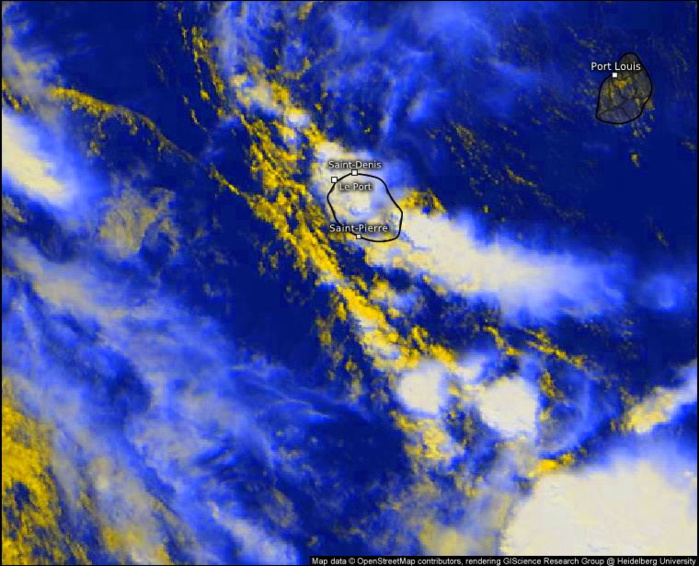 A midi le ciel Réunionnais est bien chaotique alors que le Mauricien est encore serein. WUS.
