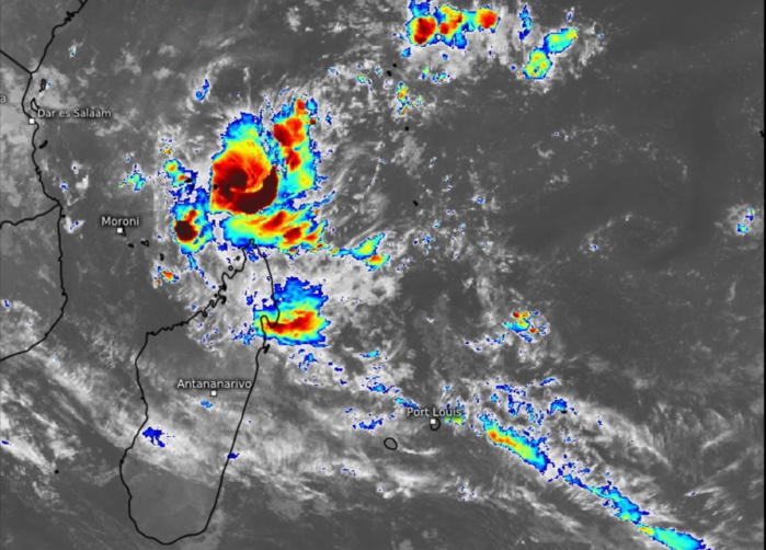 29S(JOBO). 21/0230UTC.ENHANCED INFRARED SATELLITE IMAGERY SHOWS A SMALL, RAPIDLY DEVELOPING CYCLONE, WITH A CURVED BAND OF CONVECTION WITH CLOUD TOPS COLDER THAN -80CELSIUS NEARLY ENCIRCLING THE LOW-LEVEL CENTER. 29S(JOBO). 21/0230UTC.ENHANCED INFRARED SATELLITE IMAGERY SHOWS A SMALL, RAPIDLY DEVELOPING CYCLONE, WITH A CURVED BAND OF CONVECTION WITH CLOUD TOPS COLDER THAN -80CELSIUS NEARLY ENCIRCLING THE LOW-LEVEL CENTER.