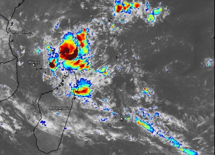29S(JOBO). 21/0230UTC.ENHANCED INFRARED SATELLITE IMAGERY SHOWS A SMALL, RAPIDLY DEVELOPING CYCLONE, WITH A CURVED  BAND OF CONVECTION WITH CLOUD TOPS COLDER THAN -80CELSIUS NEARLY  ENCIRCLING THE LOW-LEVEL CENTER.