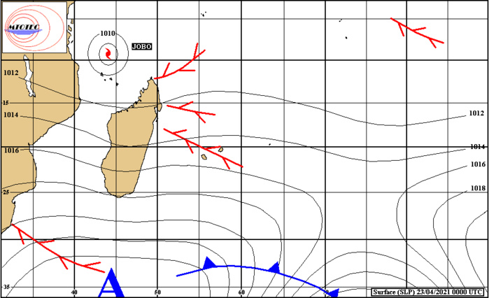 Analyse de la situation de surface ce Vendredi matin. Toujours des bandes pluvieuses dans le voisinage des ILES SOEURS. La masse d'air étant instable des cellules pluvio-orageuses s'activent localement au contact des côtes Sud-Est de la RÉUNION et dans une moindre mesure de MAURICE. La Tempête Tropicale Modérée JOBO(29S) évolue sur le Nord du Canal de MOZ et à 575km de la grande ville de Dar es Salam/Tanzanie. MTOTEC.