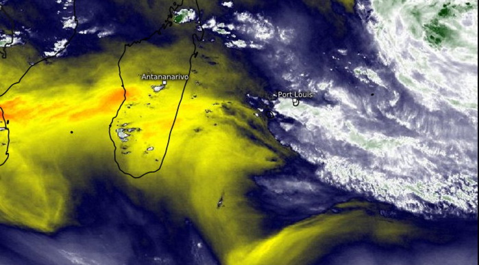 Le temps instable et très humide apparaît se décaler progressivement vers l'Est alors qu'une masse d'air moins humide et moins instable(jaune) gagne du terrain entre MADA et la RÉUNION. Moins humide ne signifie pas sec mais une amélioration sensible du temps est attendue globalement sur les prochaines 24heures pour les ILES SOEURS. En revanche maintien du temps potentiellement instable et pluvieux sur RODRIGUES: Plaine Corail rapporte 73mm en 24heures à 16heures ce Mercredi.WUS.