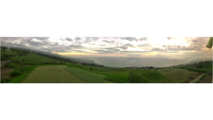 28/17h55. Coucher de soleil depuis le fantastique point de vue des Colimaçons à la RÉUNION. L'Ouest Réunionnais devrait renouer avec un soleil plus souverain Jeudi matin. MÉTÉO RÉUNION.