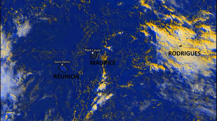 Photo satellite de 07h45 ce Dimanche matin. Les ILES SOEURS se trouvent dans une zone de temps calme relativement dégagée même si une petite ligne pluvio-orageuse transite à l'Est de MAURICE tout en se désagrégeant. Temps plus instable sur RODRIGUES. PH.WUS.
