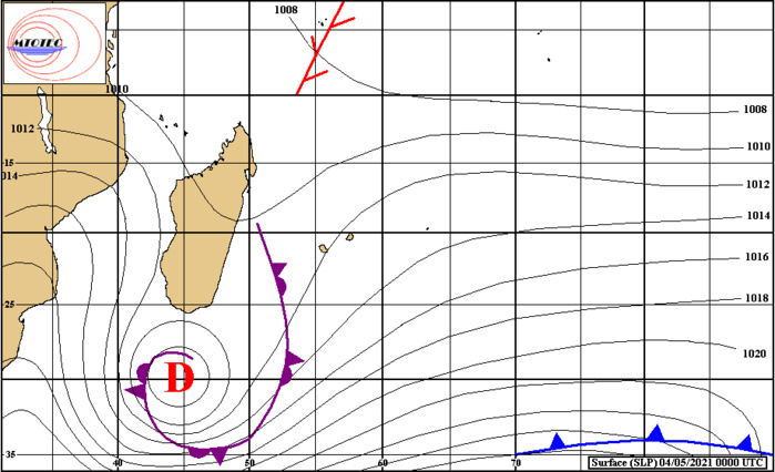 Analyse de surface ce Mardi 04 Mai 2021 à 4heures. La Dépression extra-tropicale est bien signée au Sud de la Grande Ile. Elle se prolonge par une ligne de convergence active qui remonte vers MADA. Les vents sont orientés au Nord-Est sur les ILES SOEURS. Ils s'accélèrent légèrement sur le Nord-Ouest et le Sud-Est de la RÉUNION. Le tracé des isobares montre que le vent est un peu plus orienté à l'Est à RODRIGUES. Superbe carte faite à la main par C.TECHER de MTOTEC.