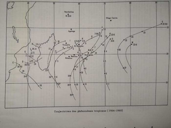 Trajectoires estimées des systèmes cycloniques de 1964/1965 sur le Sud-Ouest Indien. PH/Met Mar. Trajectoires estimées des systèmes cycloniques de 1964/1965 sur le Sud-Ouest Indien. PH/Met Mar.