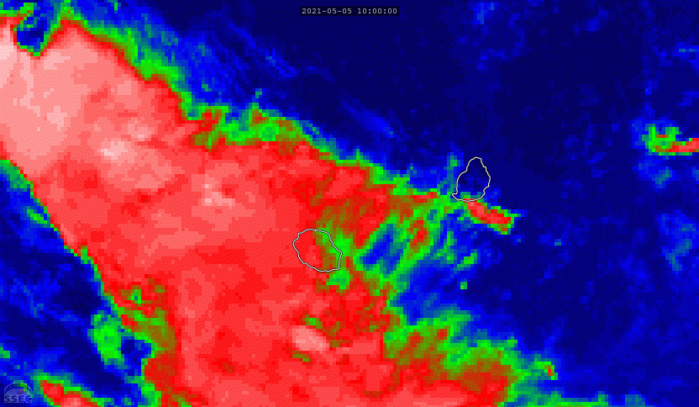 L'animation satellite des 5 dernières heures montre bien les nuages de la ligne de convergence en approche par le Nord-Ouest d'abord de la RÉUNION puis de MAURICE. Cette ligne de convergence affiche une activité assez fluctuante mais le risque que des cellules pluvio-orageuses s'activent au cours de la nuit prochaine est réel.