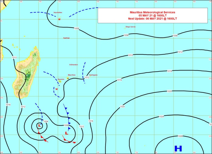 Analyse de la situation de surface de ce Mercredi à 16heures. La ligne de convergence (w) se trouve à proximité Ouest de la RÉUNION. Elle se prolonge par un Front Froid plus au Sud. Une ligne d'instabilité évolue entre MAURICE et RODRIGUES. La Dépression extra-tropicale au Sud-Est de MADA s'éloigne de notre zone. Une zone d'instabilité évolue entre les SEYCHELLES et AGALÉGA. MMS/Vacoas.