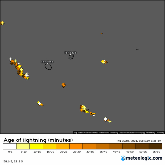 11H40: animation des dernières 6heures. Le front pluvio-orageux est passé rapidement sur la RÉUNION. Ile se rapproche de MAURICE. WUS.