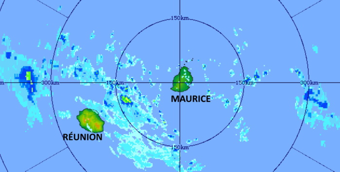 11h31. Radar de TAC. Les nuages les plus actifs se trouvent entre la RÉUNION et MAURICE progressant rapidement vers l'Est Nord-Est. MMS/Vacoas.