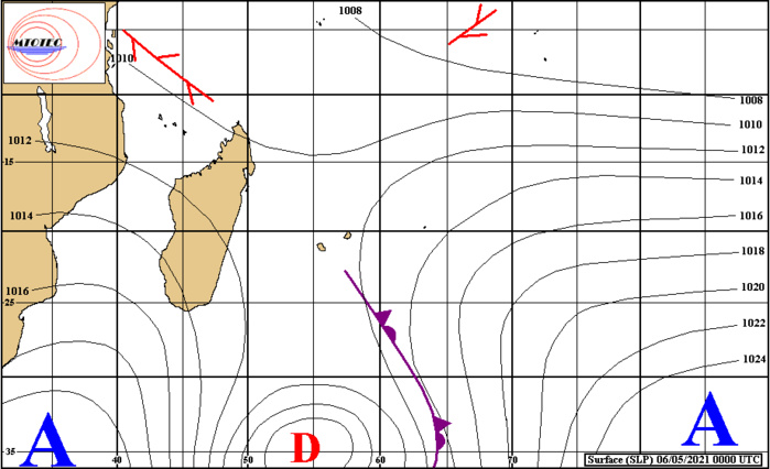 Analyse de la situation de surface ce Jeudi à 4heures. Après le passage du front pluvio-orageux associé à la Dépression extra-tropicale située loin au Sud-Est de MADA, l'anticyclone(A) prend les commandes et dirige un flux de Sud puis de Sud-Est temporairement plus hivernal sur les ILES SOEURS. MTOTEC.