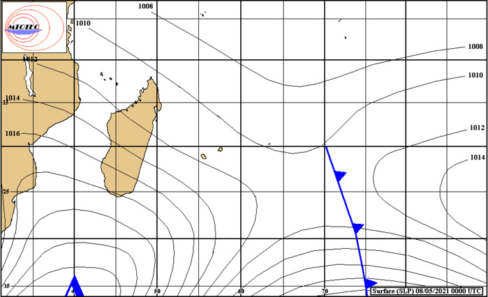 Analyse de la situation de surface ce Samedi à 4heures. L'anticyclone(1026hpa) au Sud de MADA dirige un flux de Sud-Est sur les ILES SOEURS. Le système frontal a quitté la zone de RODRIGUES mais est encore bien repérable proche de 70°Est. MTOTEC.