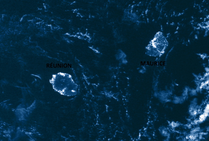 Les ILES SOEURS capturées grâce à l'éclairage lunaire au cours de la nuit du 1 au 2 Mai par le satellite Npp. On distingue bien l'éclairage des zones les plus urbanisées de la RÉUNION et de MAURICE. US/NASA.PH.