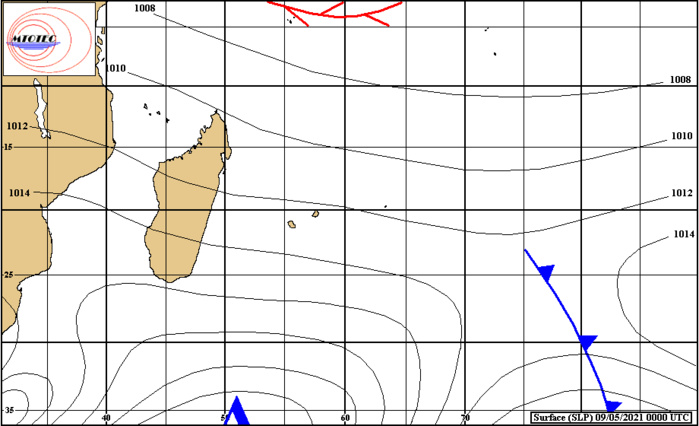 Analyse de la situation de surface ce Dimanche à 4heures. L'anticyclone(1026hpa) centré loin au Sud Sud-Ouest des Mascareignes dirige sur nos ziles un flux de Sud-Est modéré et frais. MTOTEC.