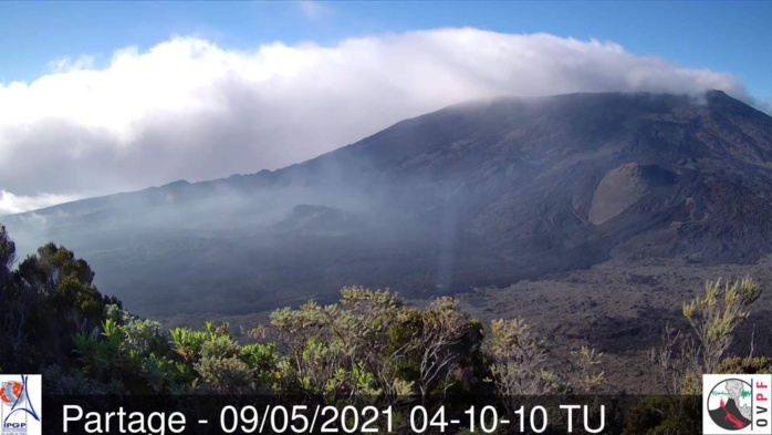 08h10. Le Piton de la Fournaise entre nuages et soleil ce matin. MÉTÉO RÉUNION.