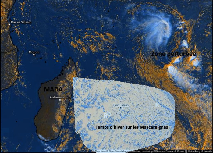 Notre zone capturée par le satellite Météosat-8 à 15h15. Les Mascareignes sont intéressées par un temps qui s'apparente pour beaucoup à celui observé en pleine saison d'hiver austral. Mais la tentative avortée de cyclogenèse loin au Nord-Est sous la forme d'une vaste zone perturbée( avec deux circulations dépressionnaires, 90S et 91S) nous rappelle que la saison cyclonique "officielle" 2020/2021 vient à peine de s'achever.  Eumetsat/PH.