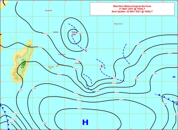 Analyse de la situation de surface ce Vendredi 21 à 16heures. La vaste zone perturbée se décale lentement vers les Sud-Est.L'anticyclone(H/1034hpa) se décale lentement vers l'Est. Les vents forts sont orientés au secteur Sud-Est sur les ILES SOEURS. Carte MMS/Vacoas.