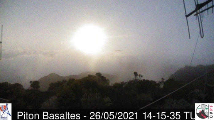18h15. Jeu de lumières juste après le coucher du soleil. Le brouillard magnifie le tout.MÉTÉO RÉUNION. 18h15. Jeu de lumières juste après le coucher du soleil. Le brouillard magnifie le tout.MÉTÉO RÉUNION.