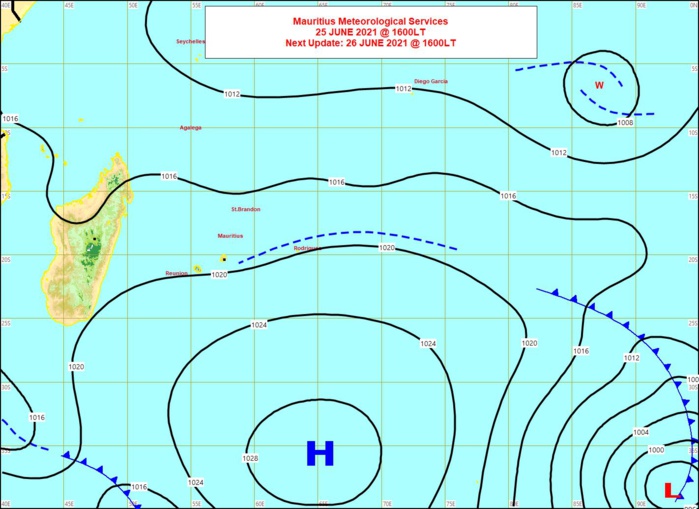 Analyse de la situation de surface à 16heures ce Vendredi.L'anticyclone(H) centré loin au Sud Sud-Est des Mascareignes maintient des alizés relativement froids sur nos ziles. Des nuages associés à un ancien système frontal sont repris par les alizés et apportent de l'humidité sur la façades orientales des ILES SOEURS la nuit prochaine et Samedi. MMS/Vacoas. Analyse de la situation de surface à 16heures ce Vendredi.L'anticyclone(H) centré loin au Sud Sud-Est des Mascareignes maintient des alizés relativement froids sur nos ziles. Des nuages associés à un ancien système frontal sont repris par les alizés et apportent de l'humidité sur la façades orientales des ILES SOEURS la nuit prochaine et Samedi. MMS/Vacoas.
