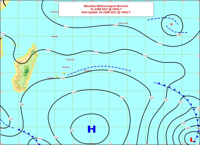 Analyse de la situation de surface à 16heures ce Vendredi.L'anticyclone(H) centré loin au Sud Sud-Est des Mascareignes maintient des alizés relativement froids sur nos ziles. Des nuages associés à un ancien système frontal sont repris par les alizés et apportent de l'humidité sur la façades orientales des ILES SOEURS la nuit prochaine et Samedi. MMS/Vacoas.