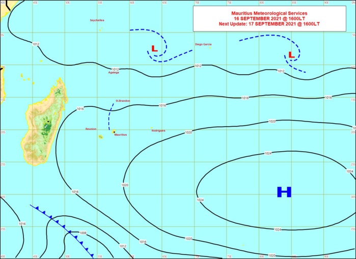 Analyse de la situation de surface ce Jeudi à 16heures. Le gradient de pressions se relâche sur les Mascareignes: l'anticyclone(H) est en retrait alors qu'un front froid affaibli associé à une lointaine dépression extra-tropicale passe par le Sud de la Grande Ile. MMS.