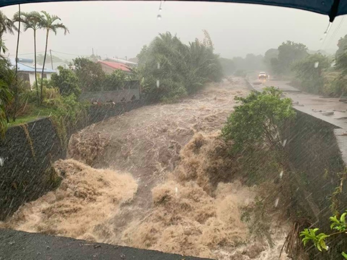 Dans le Sud Sauvage à la RÉUNION à la fin du mois on se serait cru en pleine saison des pluies avec un cyclone rôdant dans les parages. Freedom.